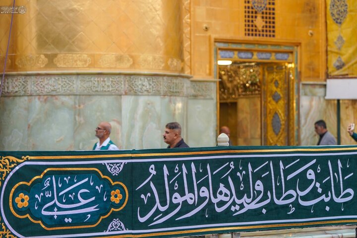 Informe fotográfico |Banderas alegres adornan el santuario alauí con motivo del aniversario del nacimiento del Imam Alí