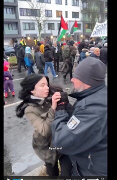 Polîsa Almanî bi zor û bi şiddet keçeke ku destekê Filistînê dikir, girt û şer kir