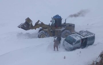 بارش برف شدید راه‌های مواصلاتی به مرکز استان دایکندی افغانستان را مسدود کرد