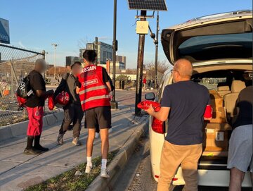 تصاویر | توزیع اقلام بهداشتی-زمستانی میان افراد بی‌خانمان تگزاس توسط سازمان »حسین کیست؟«