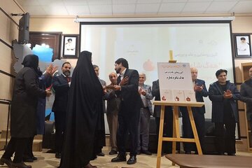 کۆمەڵە شێعری "هەگ شاعرم ئەنارم" لە ئیلام ڕوونوێنی کرا