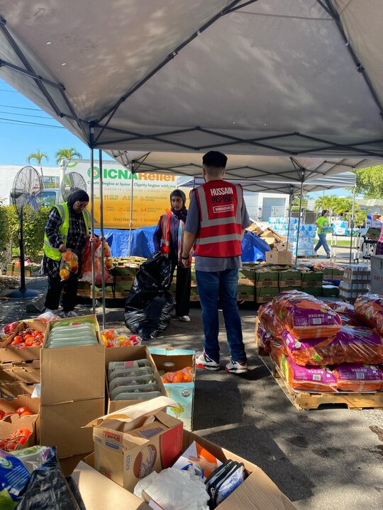 تقرير مصور/ متطوعو منظمة "من هو حسين(ع)" يقدمون سلات غذائية في ميامي الأمريكية
