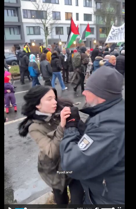 Polîsa Almanî bi zor û bi şiddet keçeke ku destekê Filistînê dikir, girt û şer kir