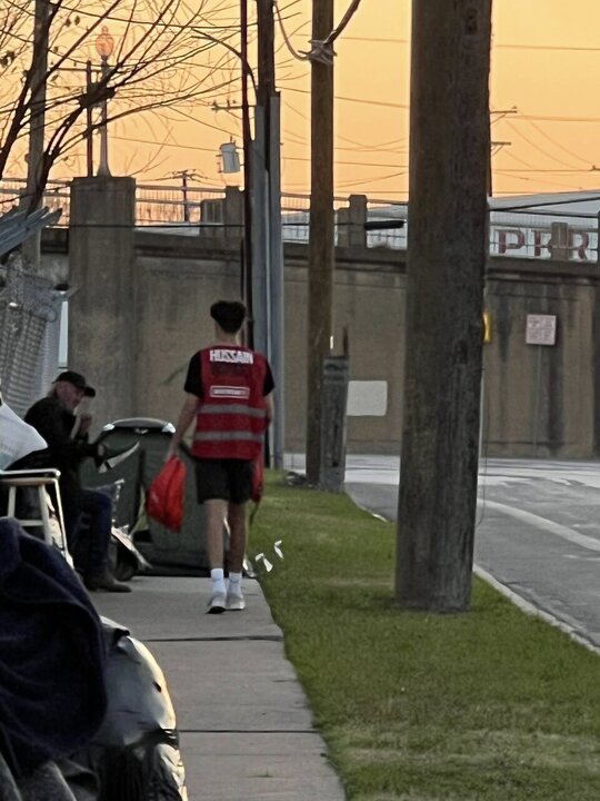 Informe fotográfico | Voluntarios de Who is Hussain(PB) en Dallas, Texas, distribuyen kits a 125 personas sin hogar en Texas