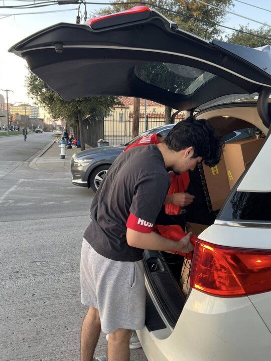 Informe fotográfico | Voluntarios de Who is Hussain(PB) en Dallas, Texas, distribuyen kits a 125 personas sin hogar en Texas