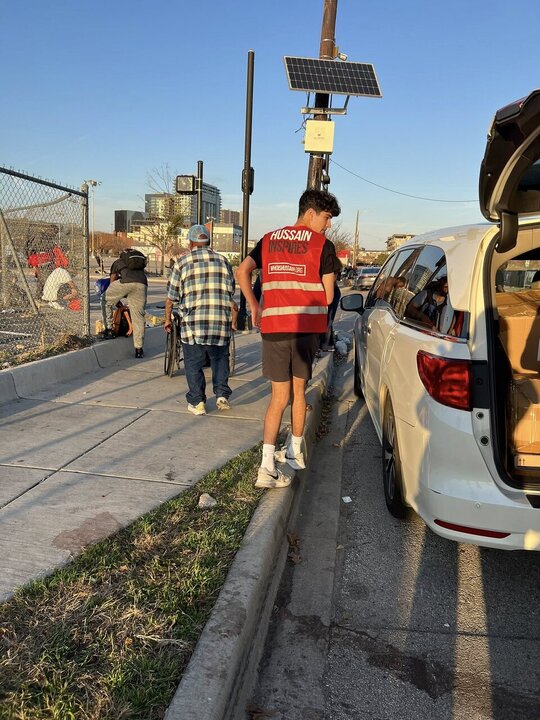Informe fotográfico | Voluntarios de Who is Hussain(PB) en Dallas, Texas, distribuyen kits a 125 personas sin hogar en Texas