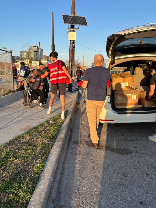 Informe fotográfico | Voluntarios de Who is Hussain(PB) en Dallas, Texas, distribuyen kits a 125 personas sin hogar en Texas