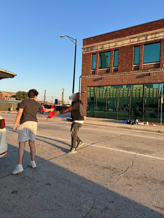 Informe fotográfico | Voluntarios de Who is Hussain(PB) en Dallas, Texas, distribuyen kits a 125 personas sin hogar en Texas