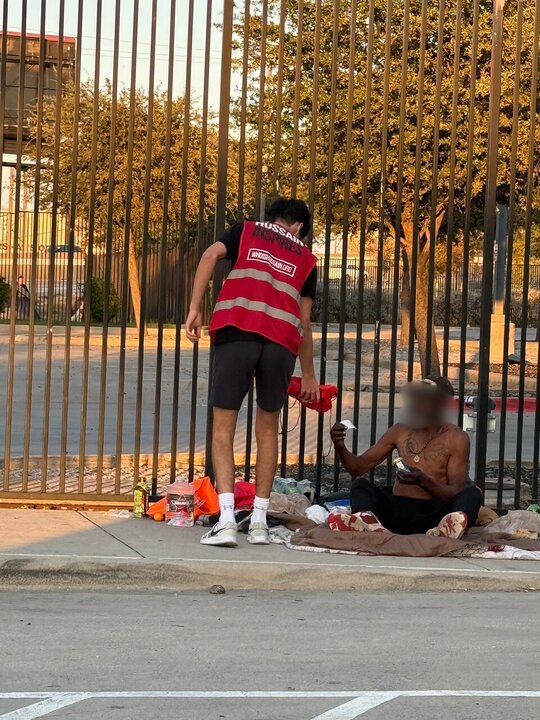 Informe fotográfico | Voluntarios de Who is Hussain(PB) en Dallas, Texas, distribuyen kits a 125 personas sin hogar en Texas