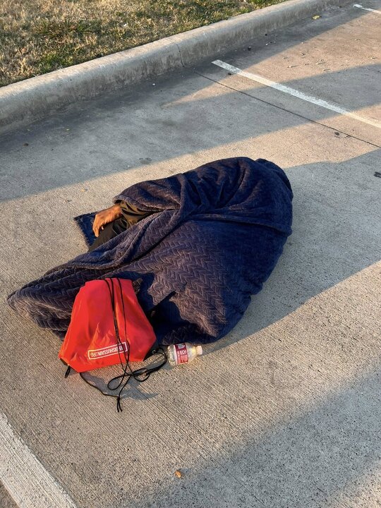 Informe fotográfico | Voluntarios de Who is Hussain(PB) en Dallas, Texas, distribuyen kits a 125 personas sin hogar en Texas