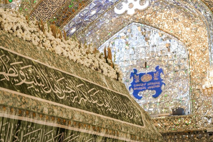 Informe fotográfico | Flores adornan el santuario de Amir al-Mu'minin, Imam Ali (la paz sea con él) en su auspicioso aniversario natalicio