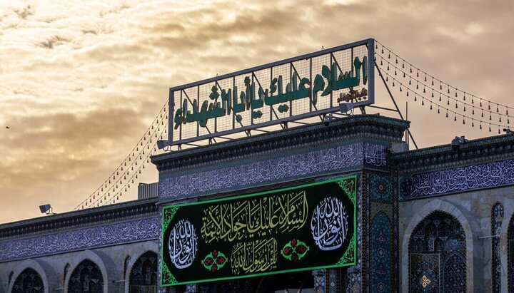 تقرير مصور/ تزيين العتبة الحسينية بلافتات الفرح بذكرى ولادة الإمام محمد الجواد (ع)