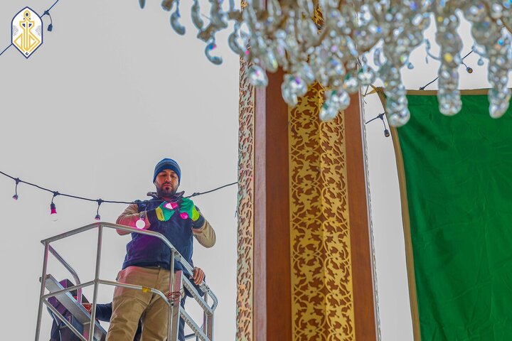Informe fotográfico | Banderas verdes y flores adornan el Santuario Sagrado de Al-Kadhimiya en celebración de los benditos natalicios del Imam al-Yawad y el Imam Alí (la paz sea con ellos)