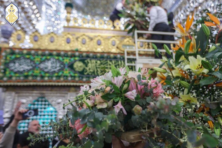 Informe fotográfico | Banderas verdes y flores adornan el Santuario Sagrado de Al-Kadhimiya en celebración de los benditos natalicios del Imam al-Yawad y el Imam Alí (la paz sea con ellos)