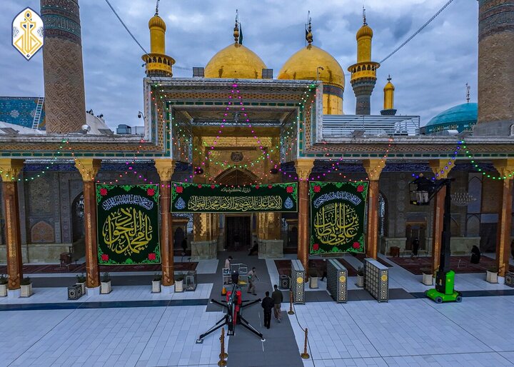 Informe fotográfico | Banderas verdes y flores adornan el Santuario Sagrado de Al-Kadhimiya en celebración de los benditos natalicios del Imam al-Yawad y el Imam Alí (la paz sea con ellos)