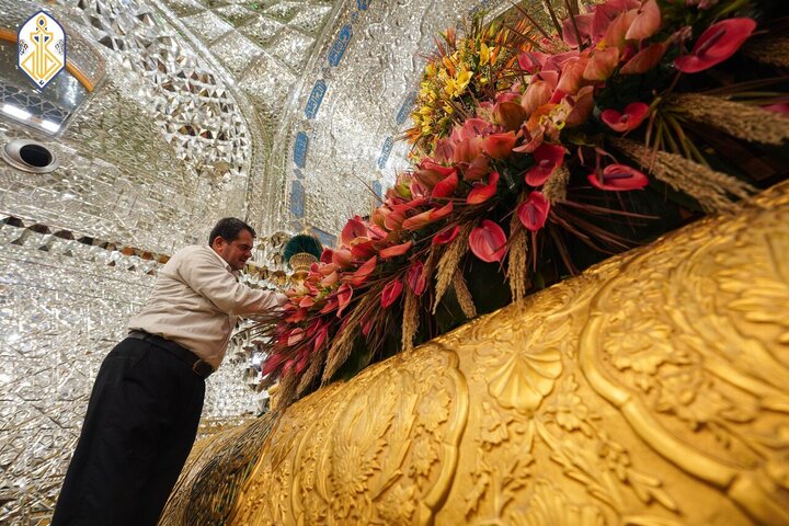 Informe fotográfico | Banderas verdes y flores adornan el Santuario Sagrado de Al-Kadhimiya en celebración de los benditos natalicios del Imam al-Yawad y el Imam Alí (la paz sea con ellos)