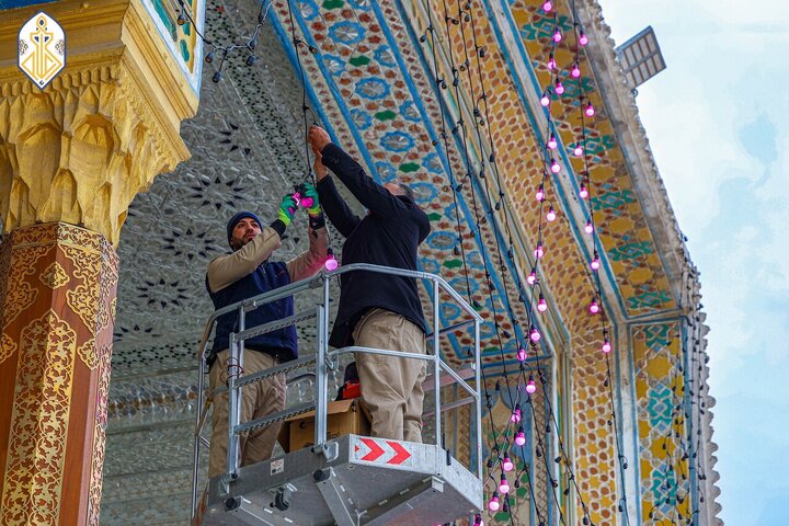 Informe fotográfico | Banderas verdes y flores adornan el Santuario Sagrado de Al-Kadhimiya en celebración de los benditos natalicios del Imam al-Yawad y el Imam Alí (la paz sea con ellos)