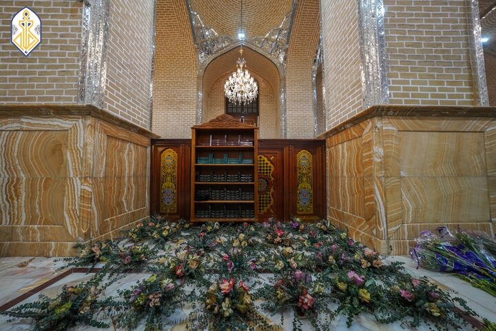 Informe fotográfico | Banderas verdes y flores adornan el Santuario Sagrado de Al-Kadhimiya en celebración de los benditos natalicios del Imam al-Yawad y el Imam Alí (la paz sea con ellos)
