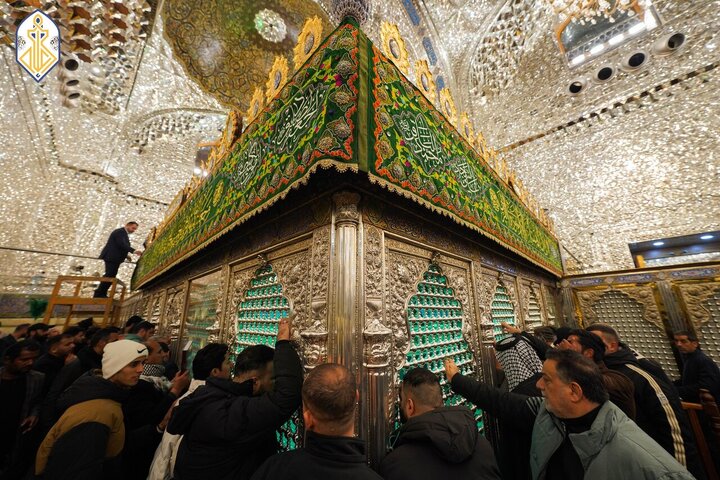 Informe fotográfico | Banderas verdes y flores adornan el Santuario Sagrado de Al-Kadhimiya en celebración de los benditos natalicios del Imam al-Yawad y el Imam Alí (la paz sea con ellos)