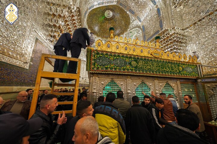 Informe fotográfico | Banderas verdes y flores adornan el Santuario Sagrado de Al-Kadhimiya en celebración de los benditos natalicios del Imam al-Yawad y el Imam Alí (la paz sea con ellos)
