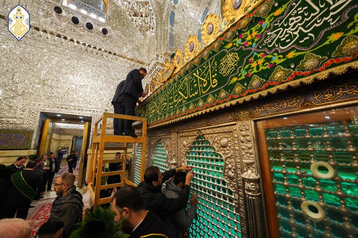 Informe fotográfico | Banderas verdes y flores adornan el Santuario Sagrado de Al-Kadhimiya en celebración de los benditos natalicios del Imam al-Yawad y el Imam Alí (la paz sea con ellos)