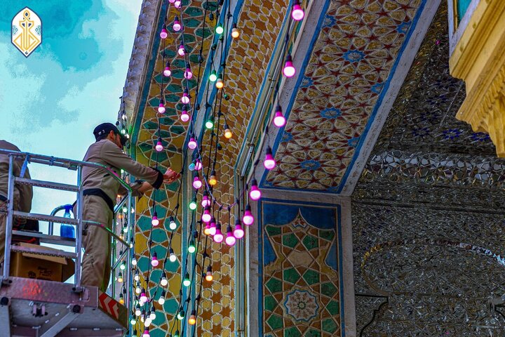 Informe fotográfico | Banderas verdes y flores adornan el Santuario Sagrado de Al-Kadhimiya en celebración de los benditos natalicios del Imam al-Yawad y el Imam Alí (la paz sea con ellos)