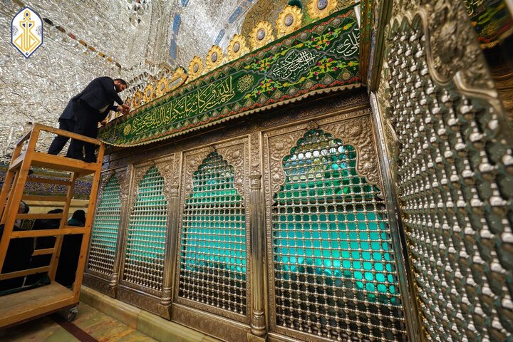 Informe fotográfico | Banderas verdes y flores adornan el Santuario Sagrado de Al-Kadhimiya en celebración de los benditos natalicios del Imam al-Yawad y el Imam Alí (la paz sea con ellos)
