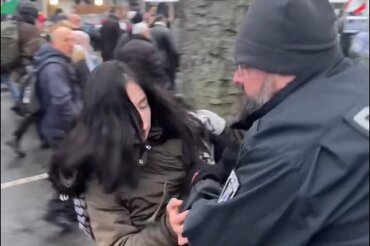 ویدیو | سرکوب و بازداشت خشونت‌آمیز دختر حامی فلسطین توسط پلیس آلمان