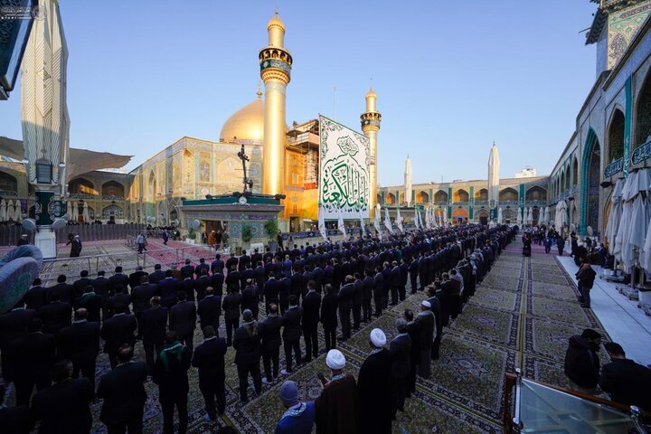 Hasteamento da bandeira de alegria e júbilo no santuário do Imam Ali (a.s.)