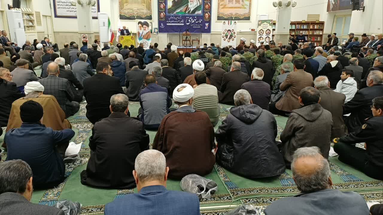 آیتالله فاضل لنکرانی: هر مسئولی که قدرت اداره کشور را ندارد، حرام است به کارش ادامه دهد