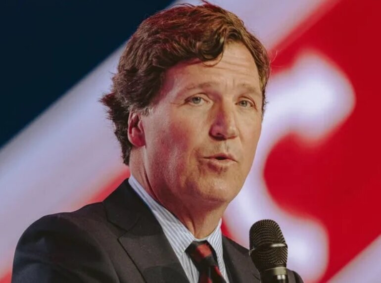 تاكر كارلسون: التهديد الإسلامي مبالغ فيه، وإسرائيل تغذي الإسلاموفوبيا