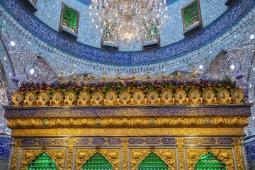 تزيين ضريح أبي الفضل العباس (عليه السلام) بأكاليل من الزهور بذكرى ولادة الإمام علي (ع)