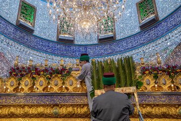 تقرير مصور/ تزيين ضريح أبي الفضل العباس (ع) بأكاليل من الزهور بمناسبة ذكرى ولادة أمير المؤمنين (ع)