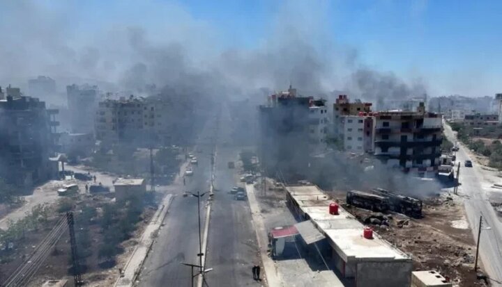 Hêzên Hikûmeta Sûriye mal û mezargehek li Siwêdayê şewitandin