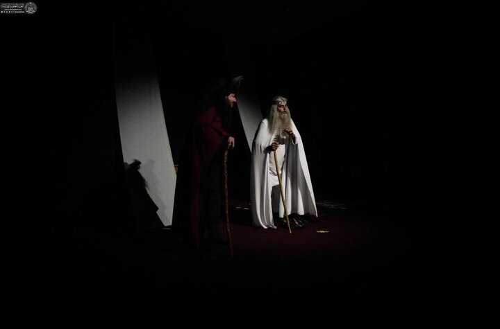 تقرير مصور/ برعاية العتبة العلوية..مسرحيةً فكريةً هادفةً بعنوان (مملكة النور) تزامنًا مع ذكرى ولادة أمير المؤمنين(ع)