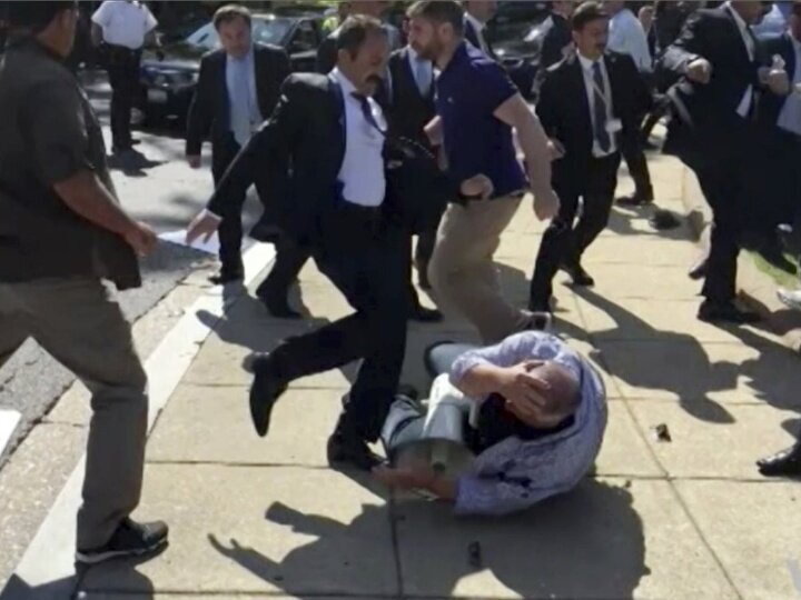 Dadgeheke Amerîkî êrîşa parêzvanên Erdogan li ser xwepêşanderên Kurd şermezar kir