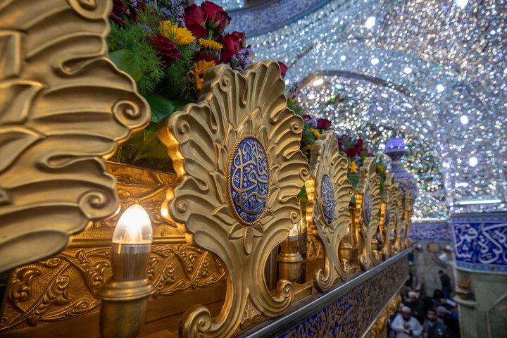 تقرير مصور/ تزيين ضريح أبي الفضل العباس (ع) بأكاليل من الزهور بمناسبة ذكرى ولادة أمير المؤمنين (ع)