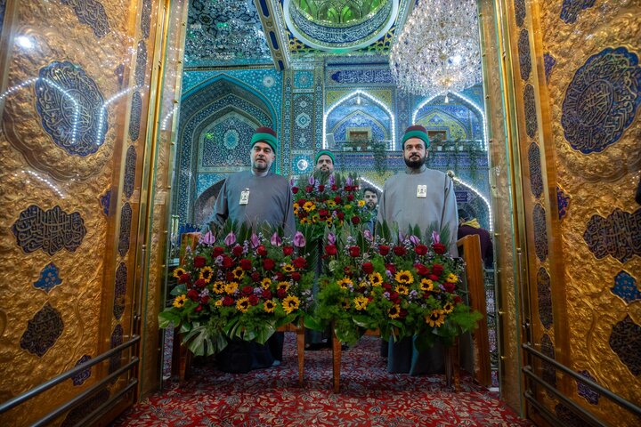 تقرير مصور/ تزيين ضريح أبي الفضل العباس (ع) بأكاليل من الزهور بمناسبة ذكرى ولادة أمير المؤمنين (ع)