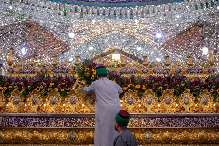 تقرير مصور/ تزيين ضريح أبي الفضل العباس (ع) بأكاليل من الزهور بمناسبة ذكرى ولادة أمير المؤمنين (ع)