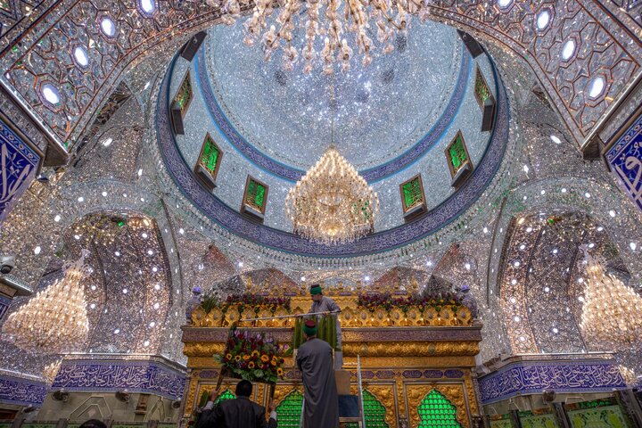 تقرير مصور/ تزيين ضريح أبي الفضل العباس (ع) بأكاليل من الزهور بمناسبة ذكرى ولادة أمير المؤمنين (ع)