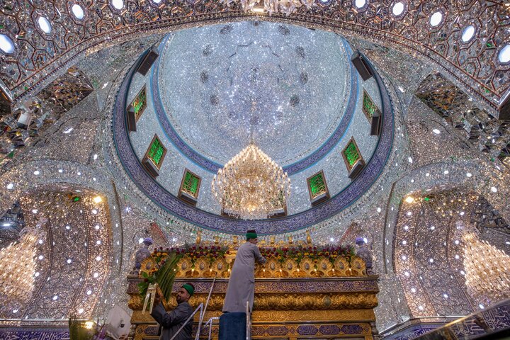 تقرير مصور/ تزيين ضريح أبي الفضل العباس (ع) بأكاليل من الزهور بمناسبة ذكرى ولادة أمير المؤمنين (ع)