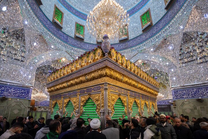 تقرير مصور/ تزيين ضريح أبي الفضل العباس (ع) بأكاليل من الزهور بمناسبة ذكرى ولادة أمير المؤمنين (ع)