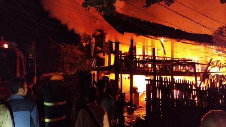 ပျဉ်းမနား တွင် မီးလောင်မှုဖြစ်ပွား  / အိမ်အလုံးရေ ၅၄ လုံး မီးထဲပါသွား ။ ။ Photos