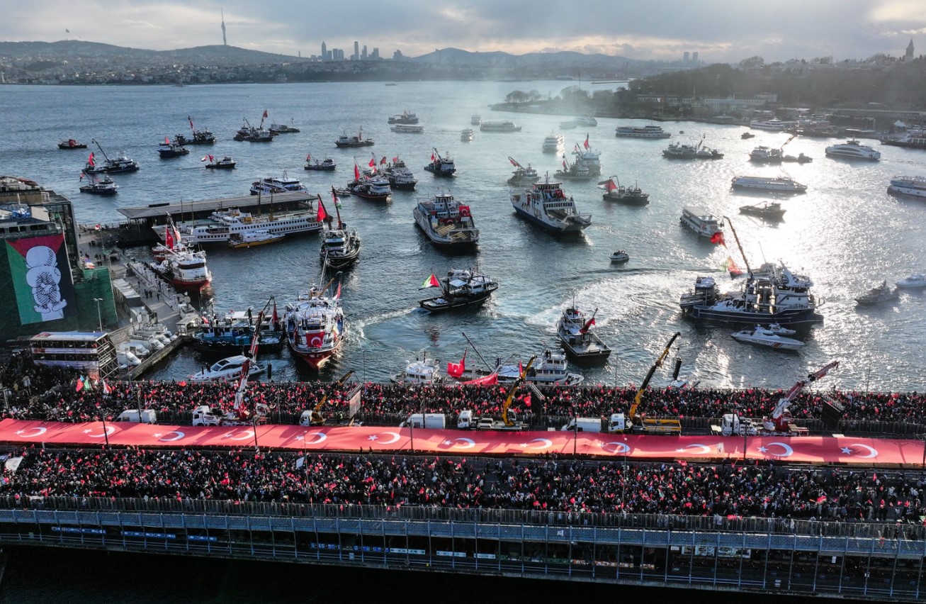 Más de medio millón de personas inundan el Puente de Gálata en Estambul contra el genocidio israelí en Gaza