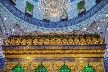 Xemilandina mezara Ebû el-Fezl el-Ebas (silav lê bin) bi gulên kulîlkan di salvegera jidayîkbûna Îmam Elî (silava Xwedê lê bin)