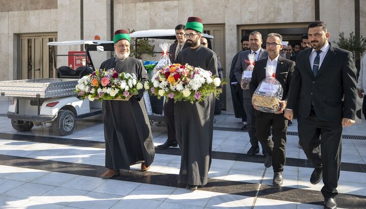 تقرير مصور/ وفد من العتبة الحسينية يهنأ العتبة الكاظمية بمناسبة ولادة الإمام الجواد (ع)