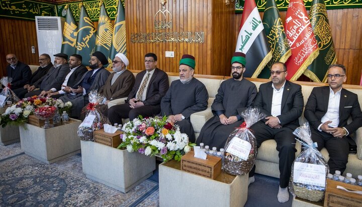 تقرير مصور/ وفد من العتبة الحسينية يهنأ العتبة الكاظمية بمناسبة ولادة الإمام الجواد (ع)