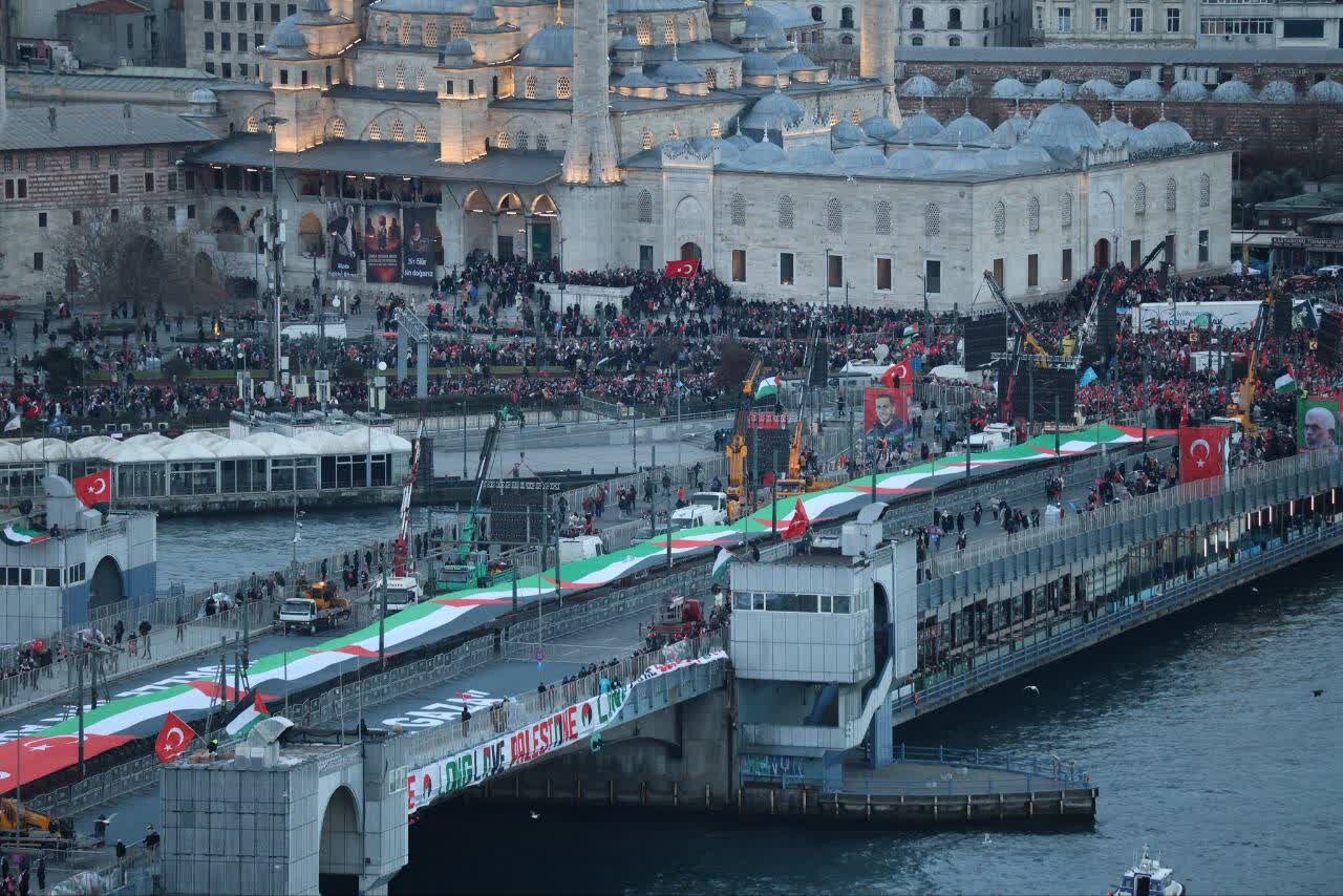 تصاویر | تظاهرات صدها هزار نفر در استانبول در حمایت از فلسطین همزمان با آغاز سال نو میلادی