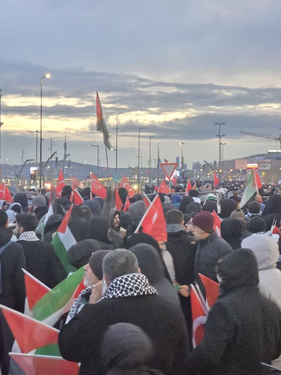 تصاویر | تظاهرات صدها هزار نفر در استانبول در حمایت از فلسطین همزمان با آغاز سال نو میلادی