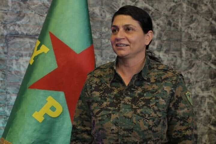 Fermandarê YPGê: Mafê ziman û nasnameya Kurdî li Sûriyeyê tê binpêkirin